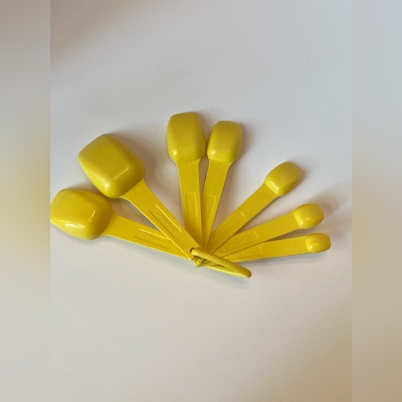 VTG TUPPERWARE Yellow MEASURING SPOONS Set Of 7 w/ RING Complete - Picture 2 of 5